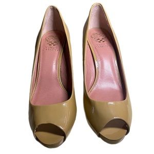 Vince Camuto Kira Womens 7 M Stiletto Heels Nude Beige Patent Leather Peep Toe